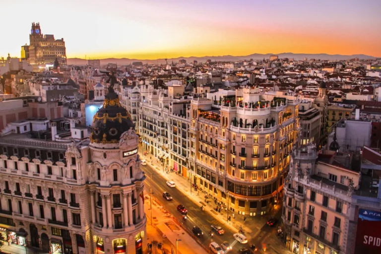 السياحة في مدريد – واكتشف أفضل الأماكن والأنشطة 2025
