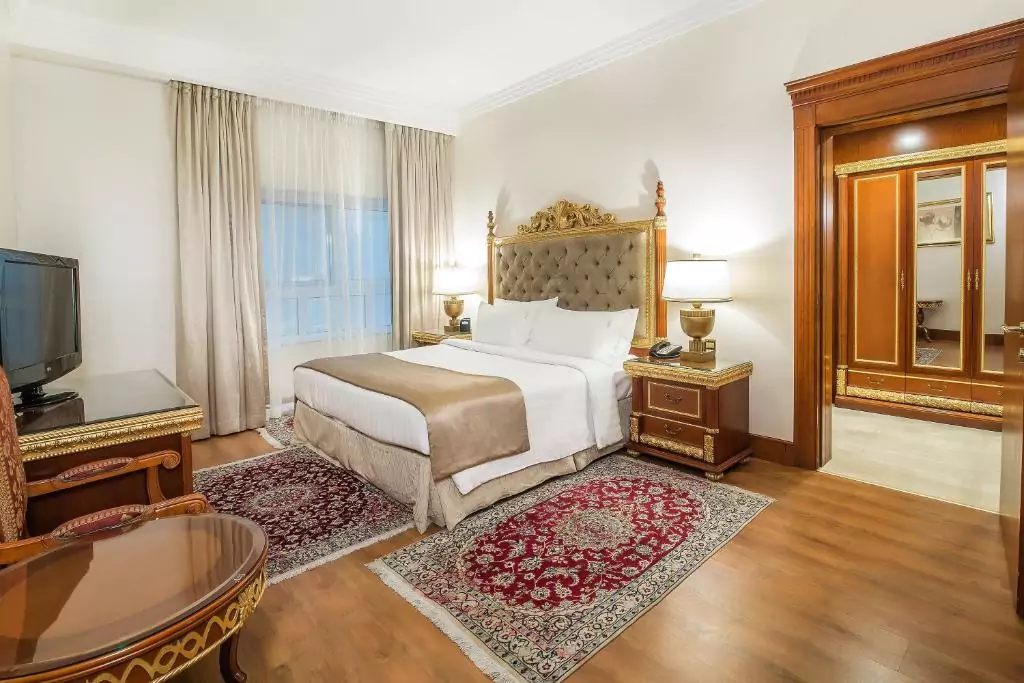 Sunday Hotel Holiday international Dubai
