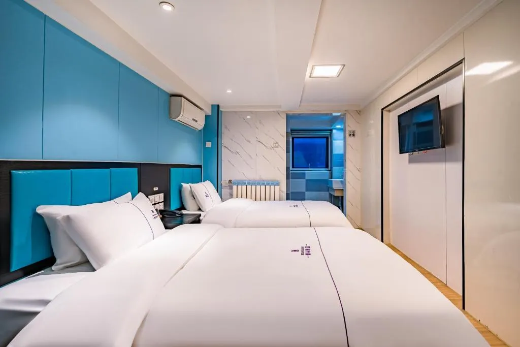 Dequan Luxury Hotel chaoyang high speedtrain of China Branch Coffee, fruits, snacks, a gym and a laundry room are provided for free in the lobby
