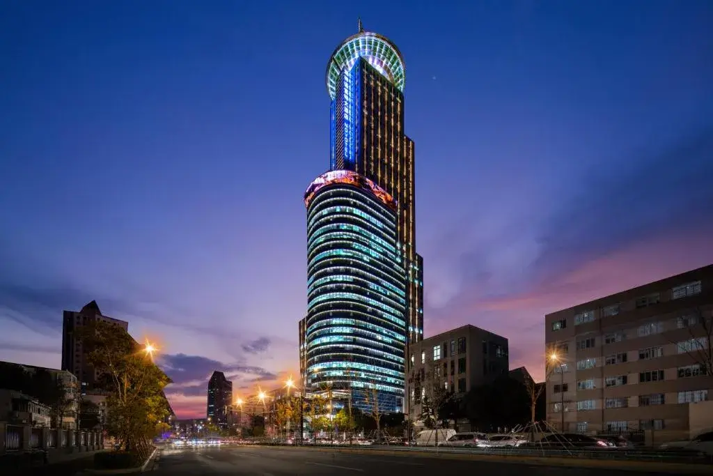 Novotel Atlantis Shanghai - Price and value breakfast in the clouds with river view in the revolving restaurant &24h free self-laundry